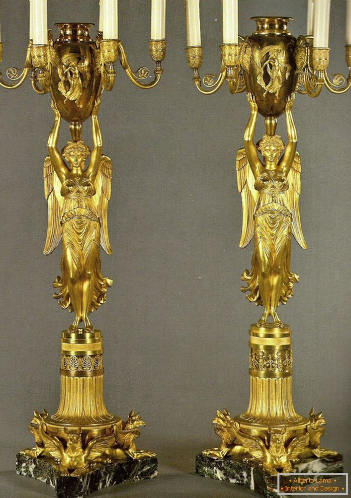 Dvojice identických zlatých svícnů zdobí ložnici v barokním stylu. 