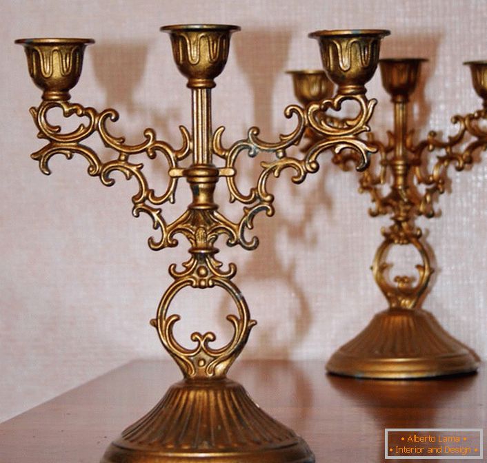 Klasická měděná svícen pro tři svíčky není jen asistentem v případě poruchy elektrické sítě, je to také stylový detail každého interiéru.