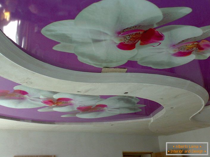 Kompozice s květinami na stropních stropích s fotografickým potiskem - zajímavé řešení pro zdobení obývacího pokoje.