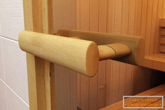 Dřevěná rukojeť pro skleněné dveře v sauně z vápna