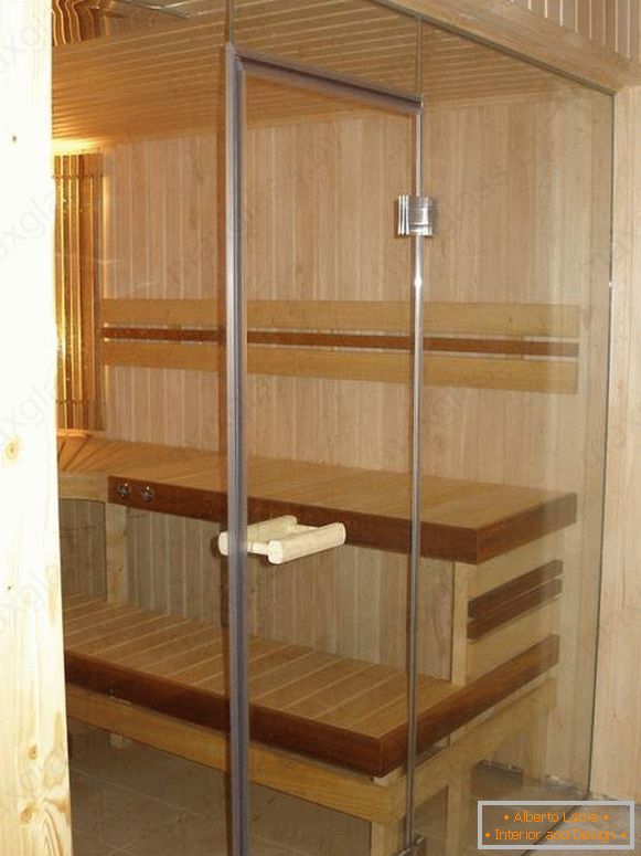 Skleněné ploty a dveře pro saunu a koupel s dřevěnou rukojetí