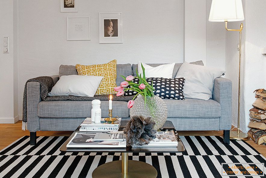 Interiér obývacího pokoje v útulném podkroví ve švédském městě