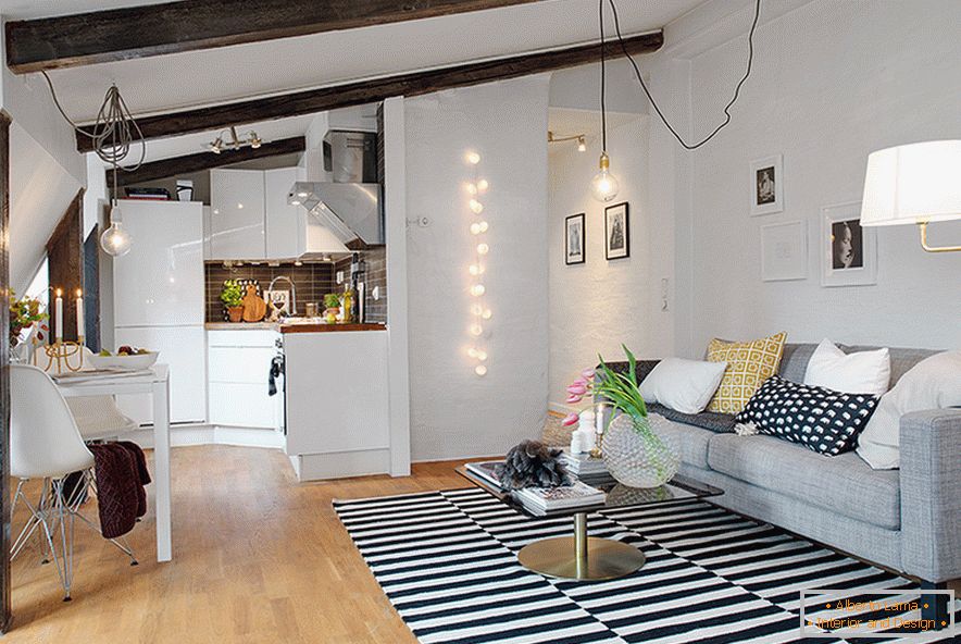 Kuchyně a obývací pokoj v útulném podkroví ve švédském městě