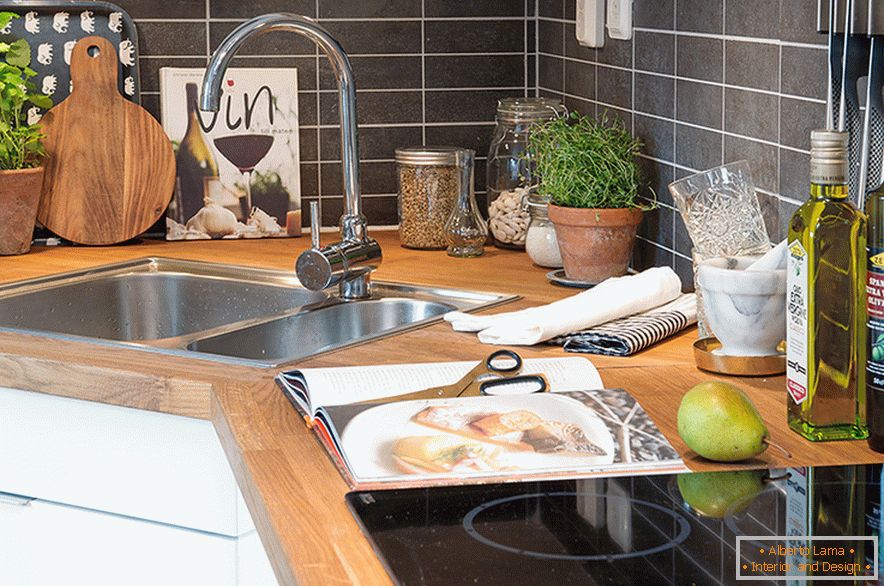 Design útulné podkrovní kuchyně ve švédském městě