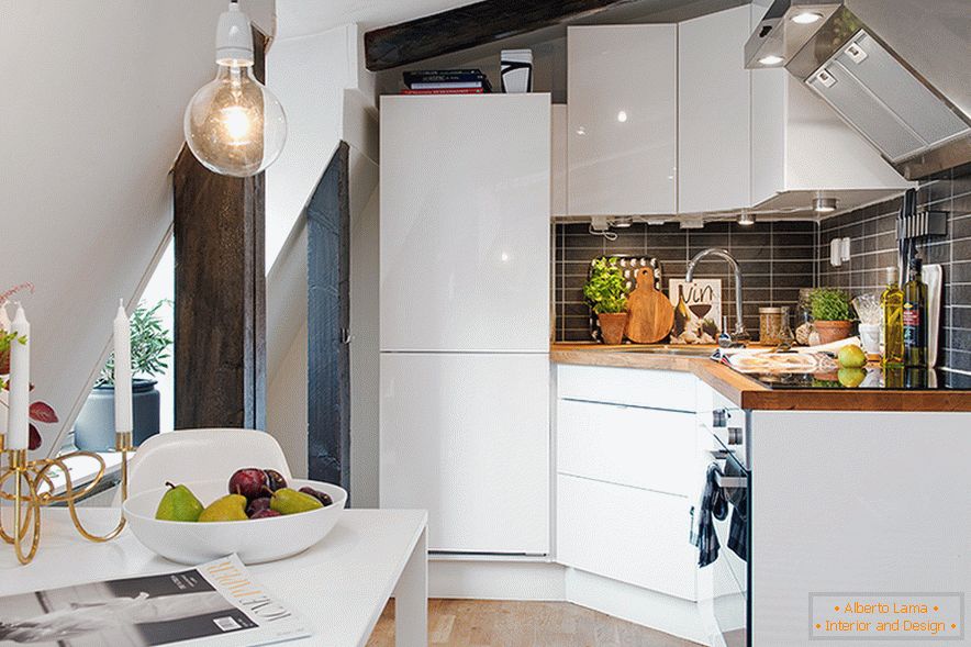 Kuchyně v designu útulného podkroví ve švédském městě
