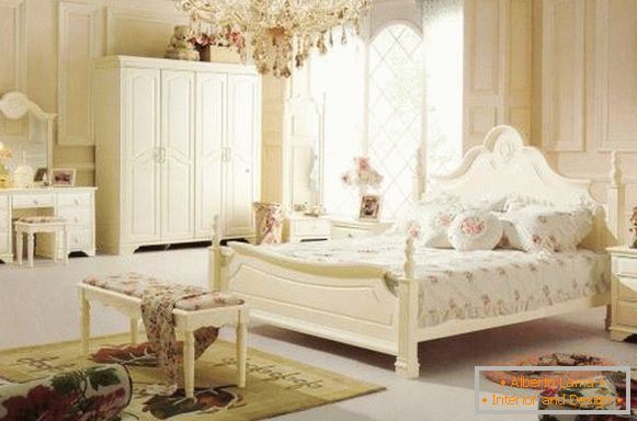 Ložnice v provensálském stylu s křišťálovým lustrem