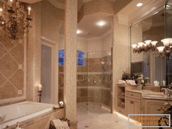 Luxusní koupelna s lustrem