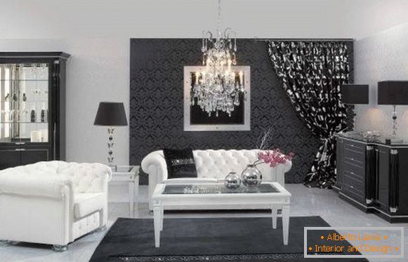 Černá a bílá místnost s křišťálovým lustrem