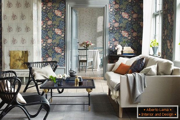 Moderní obývací pokoj s květinovou tapetou