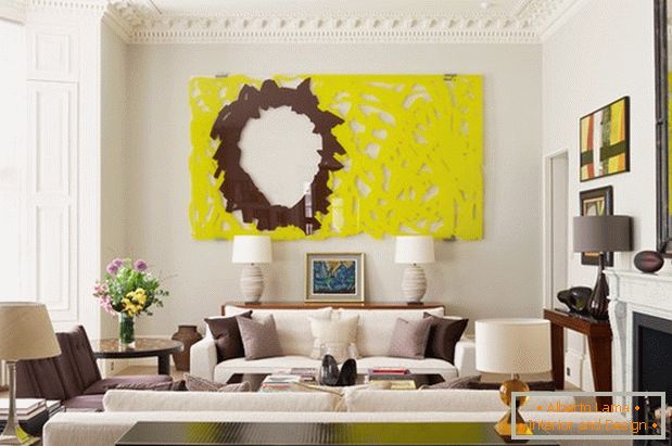 Světlý obývací pokoj s krbem a jasně žlutým panelem
