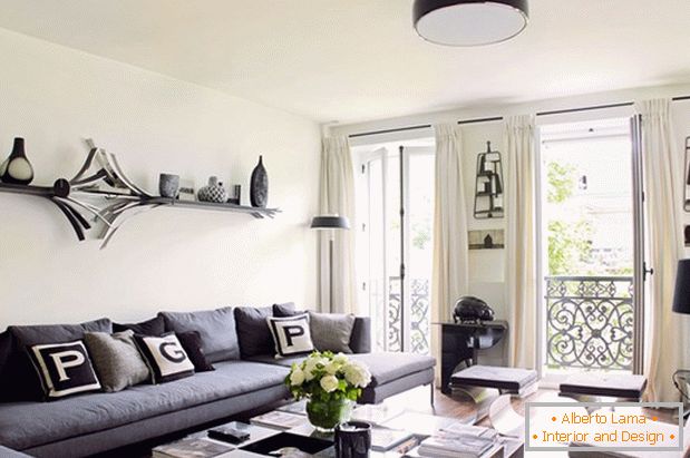 Monochromatický interiér obývacího pokoje