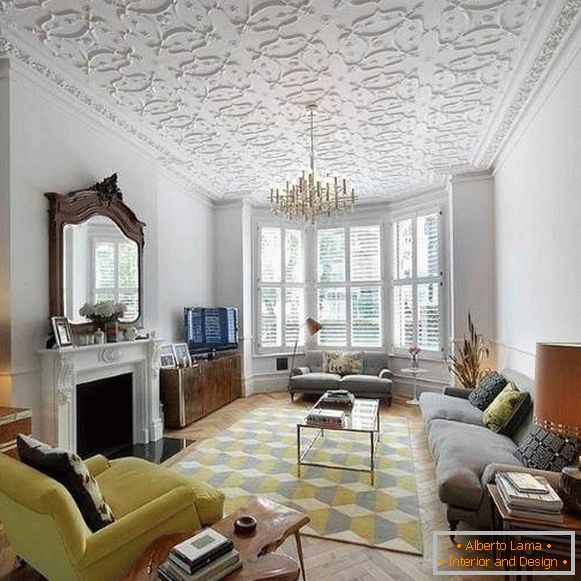 Štukatura na stropě obývacího pokoje - fotka v moderním stylu