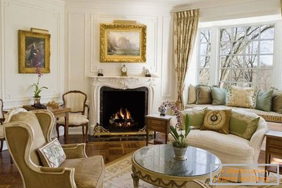 Sádrové štuky - fotografie na stěnách obývacího pokoje v barokním stylu