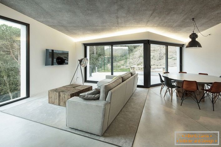 Moderní moderní styl ve svém nejlepším projevu. Světle šedá a bílá barva harmonicky rezonují navzájem. Klasické řešení barev pro zdobení prostorného obývacího pokoje.