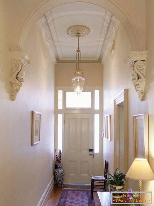 Koridor a předsíň v klasickém stylu se štukováním