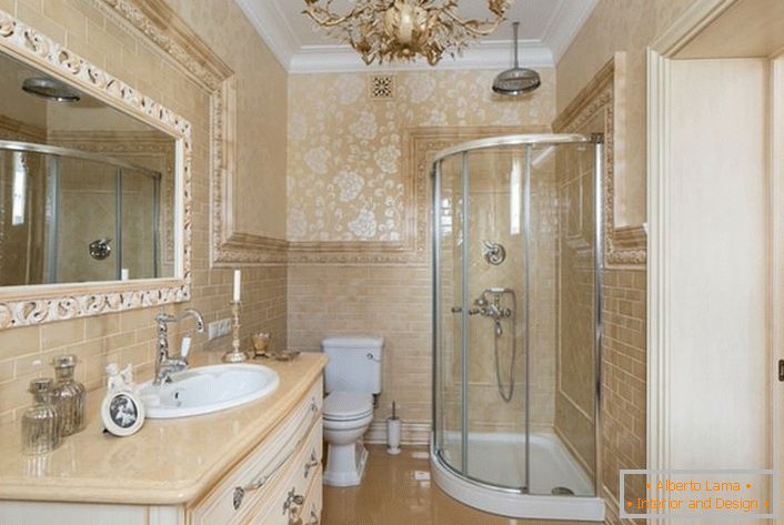 Koupelna je vyzdobena v neoklasicistním stylu. Velké zrcadlo, rámované širokým rámem, dokončuje obraz.