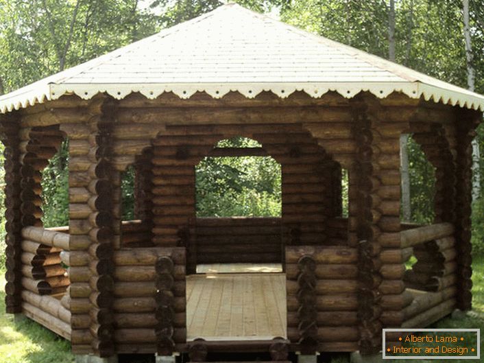 Horská chata je postavena ze starého dřevěného domu. Prostorná budova bude elegantní výzdobou jakéhokoli nádvoří. 