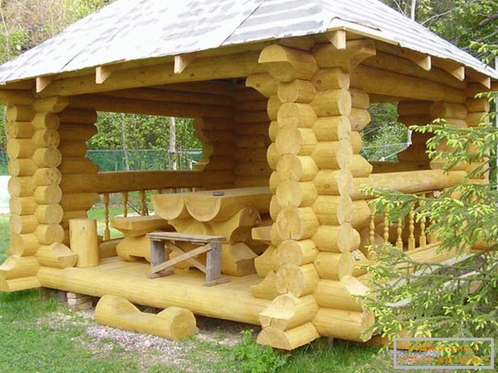 Horská chata je zařízena kreativním nábytkem z dřevěného rámu.
