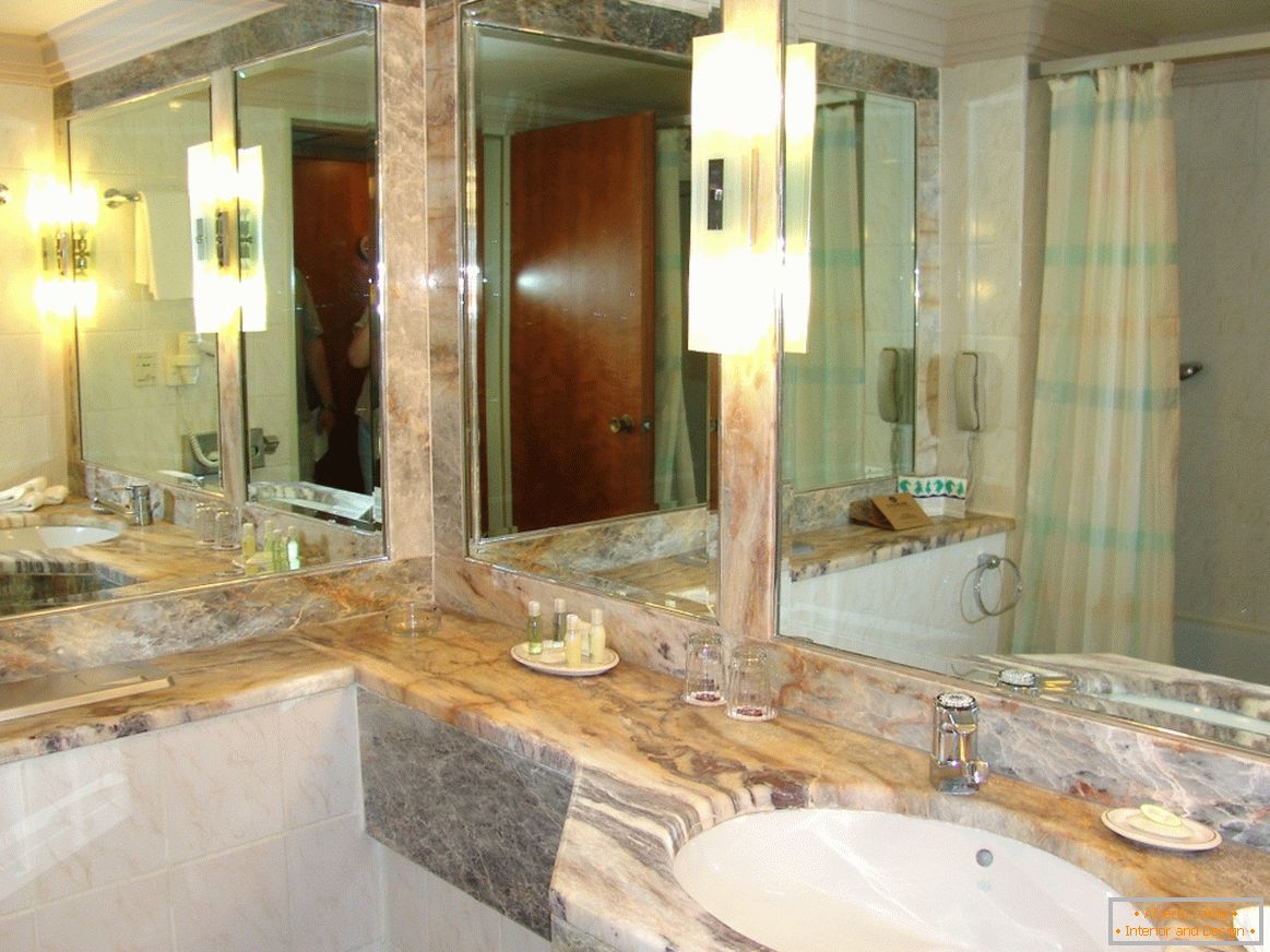 Zrcadla v koupelně