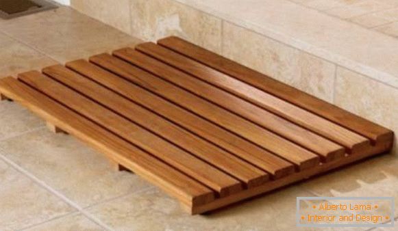 Dřevěná mřížka na podlaze v koupelně