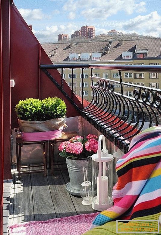 Útulná veranda na malém balkoně