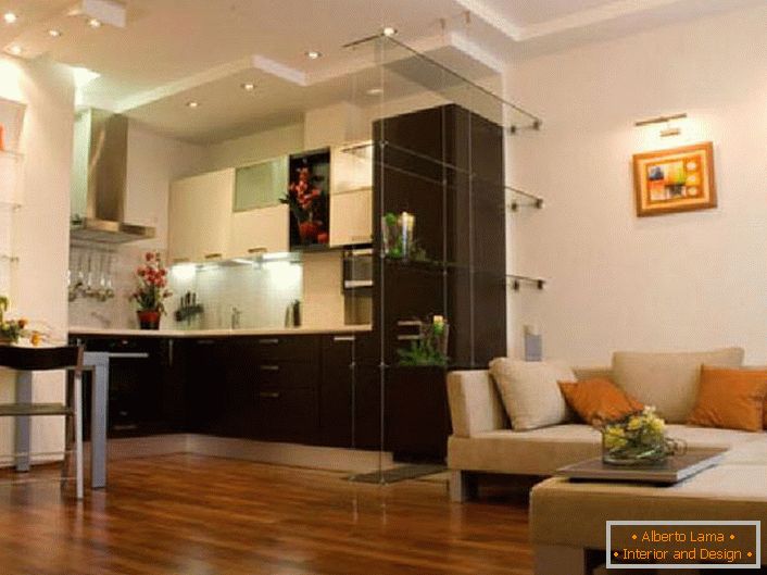Projekt bytového studia o rozloze 40 m2 je plánován z výpočtu praktické způsobilosti. Mezi kuchyňkou a obývacím pokojem nejsou žádné oddělené části, které by umožnily rozšířit prostor a zvětšit jeho světlo. 