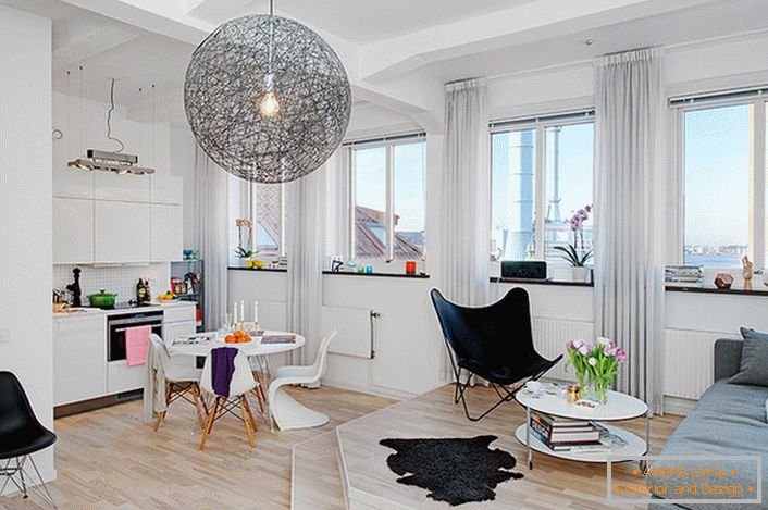 Studio apartmán o rozloze 40 metrů čtverečních. Je vyzdoben ve skandinávském stylu. 