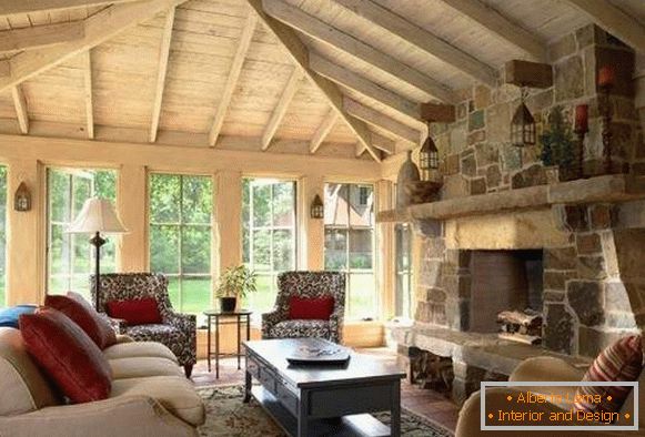 Interiér haly s krbem v soukromém domě - design dřeva a kamene