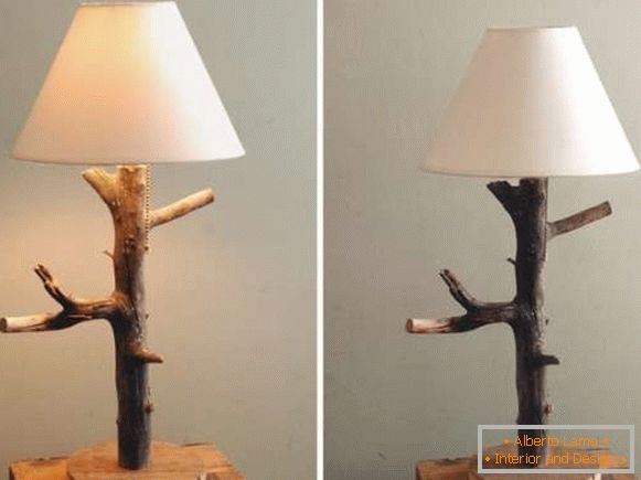 Domácí stolní lampa ze dřeva - fotografie