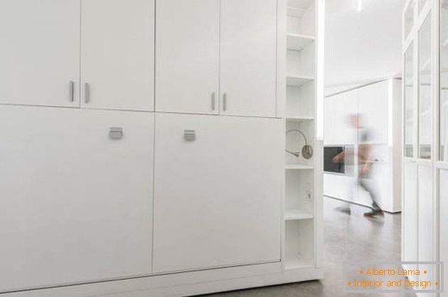 Interiér bytu se stěnami-transformátory в стиле минимализм
