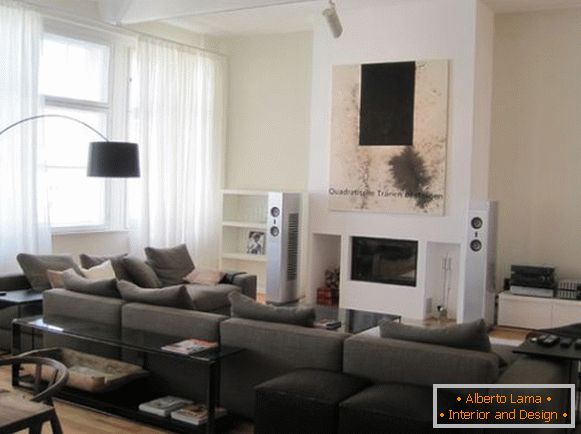 Obývací pokoj v černé a bílé paletě