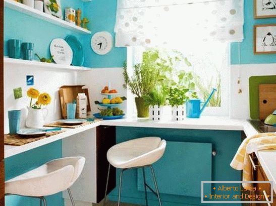 Interiér malé kuchyně v tyrkysové barvě