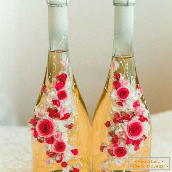 Jak zdobit láhev šampaňského na svatbu s květinami