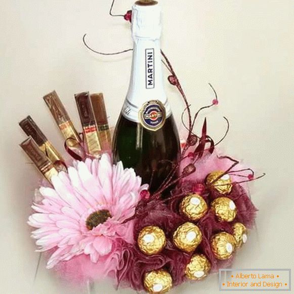 Dekorace láhev šampaňského s cukrovinkami a květinami - fotografie