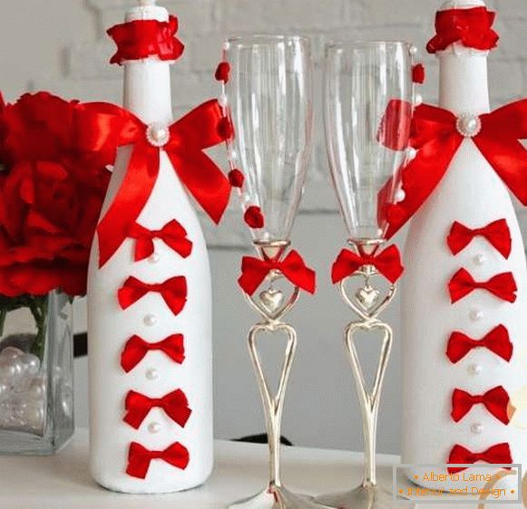 Dekor láhev šampaňského na svatbu se stuhami a korálky