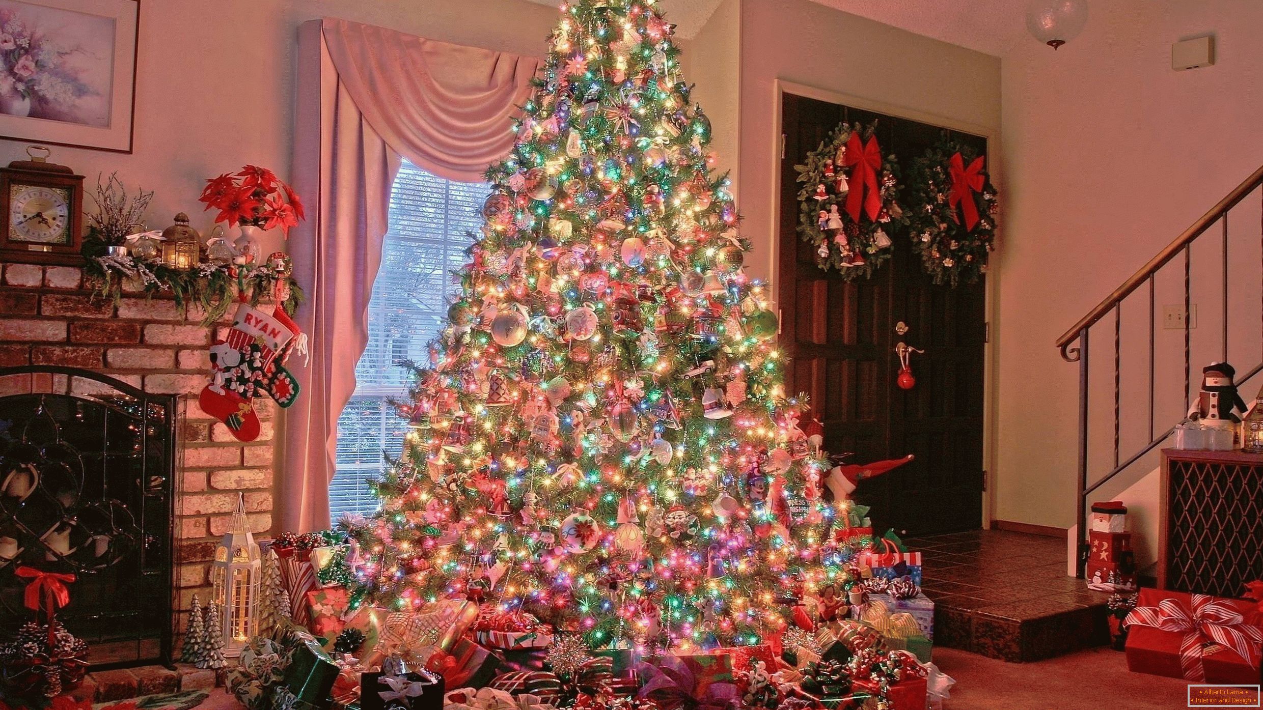 Vánoční strom u krbu