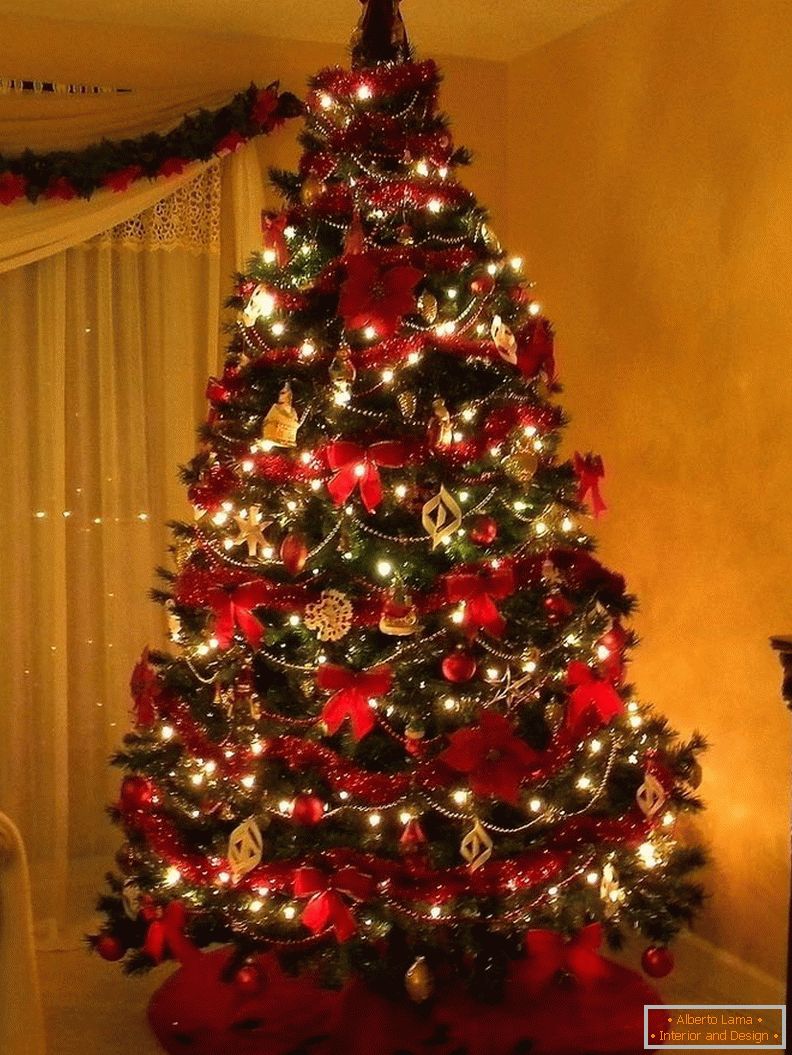 Vánoční strom s girlandami