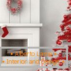 Bílý vánoční strom s červenými kuličkami a pozlátkem
