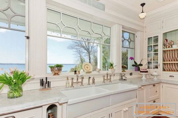 Jednoduché a krásné okenní dekorace v kuchyni
