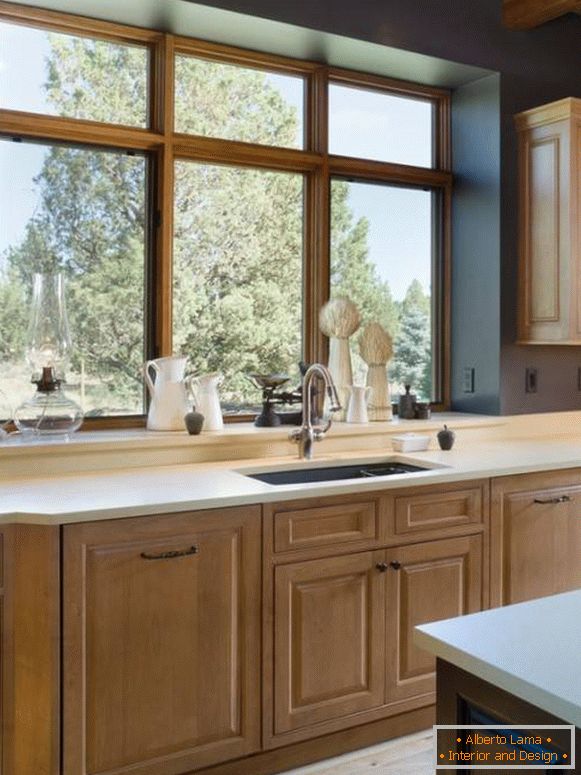 Krásná výzdoba okenních parapetů v kuchyni