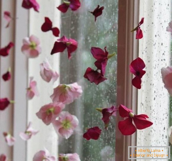 Dekorace oken s umělými květy