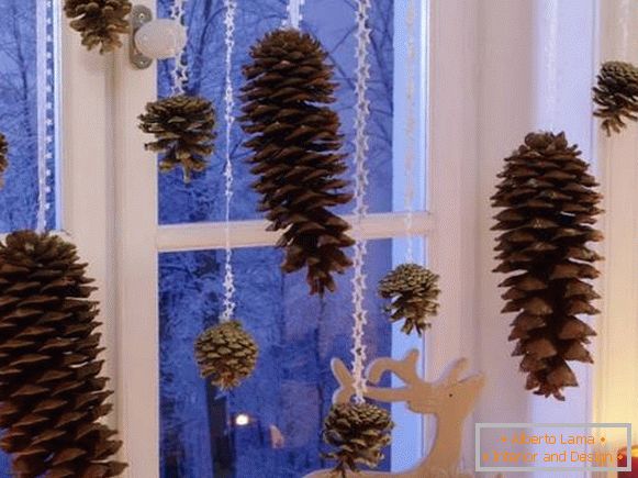 Vánoční dekorace oken v interiéru - fotografie s přírodními materiály