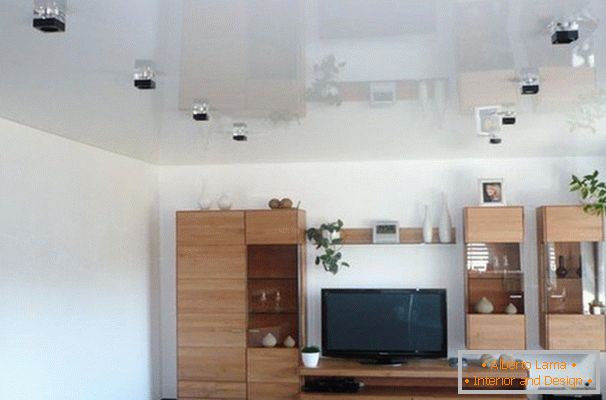 Stropní strop v obývacím pokoji