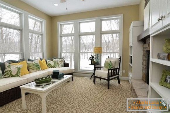 béžový koberec v obývacím pokoji
