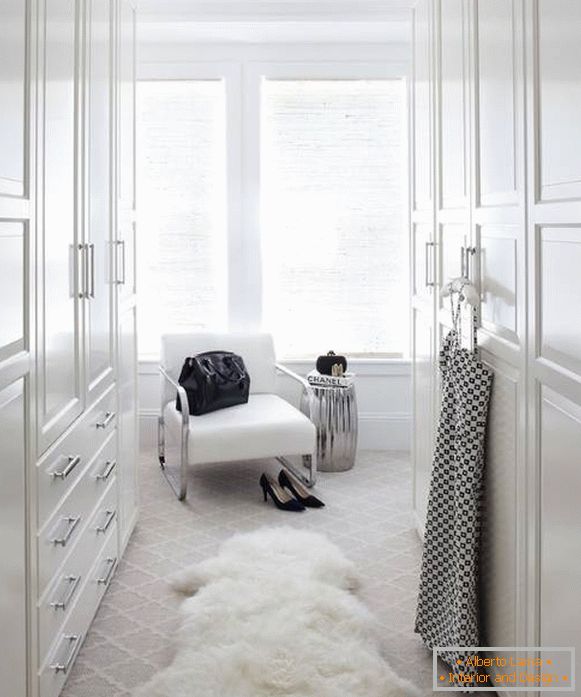 bílý koberec v interiéru