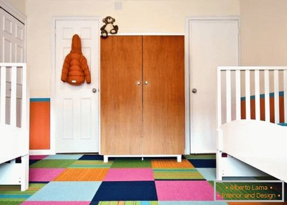 jasný koberec pro dětský pokoj