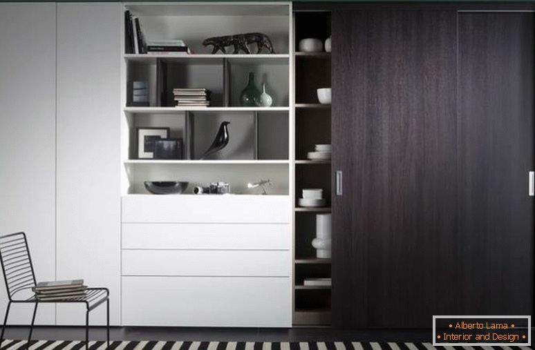 Černobílá šatní skříň pro obývací pokoj