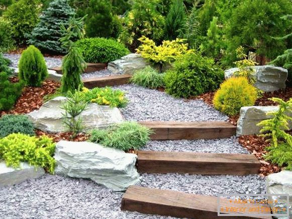 Kamenné cesty v zahradě ve stylu Zenu