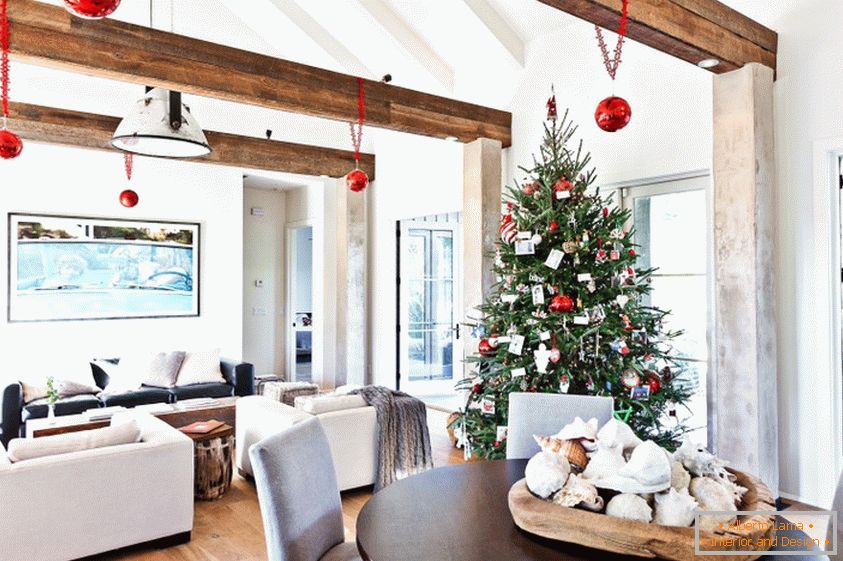 Klasická dekorace vánočního stromku pro nový rok