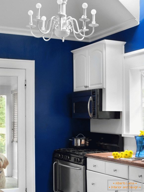 Kuchyně s jasně modrými zdmi